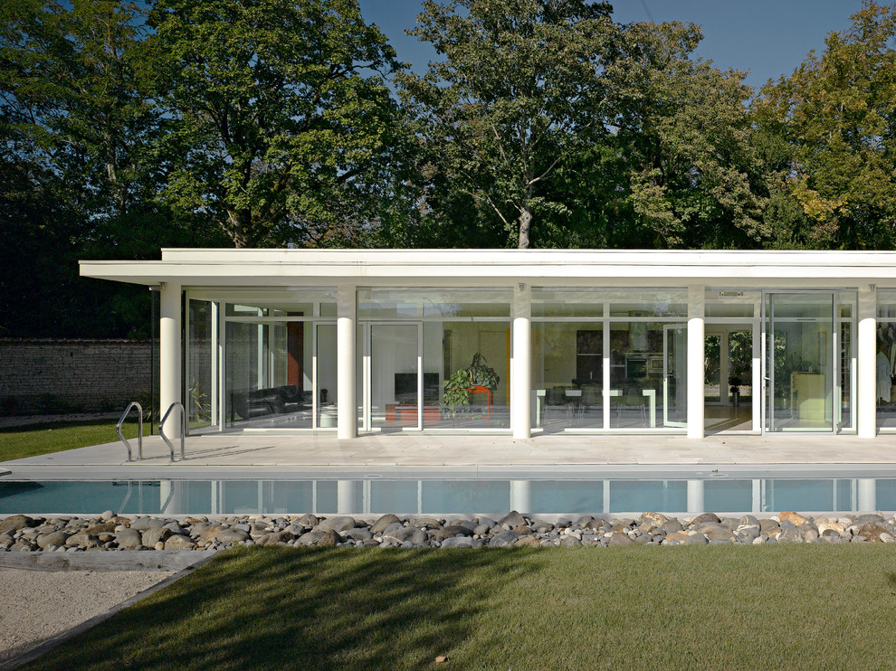 Стильный дизайн: одноэтажный, стеклянный, белый вилла среднего размера в стиле модернизм с плоской крышей - последний тренд