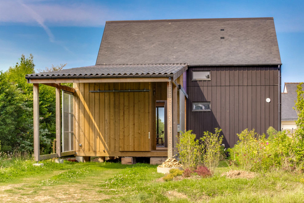 Источник вдохновения для домашнего уюта: маленький, двухэтажный, деревянный, черный частный загородный дом в стиле лофт с двускатной крышей для на участке и в саду