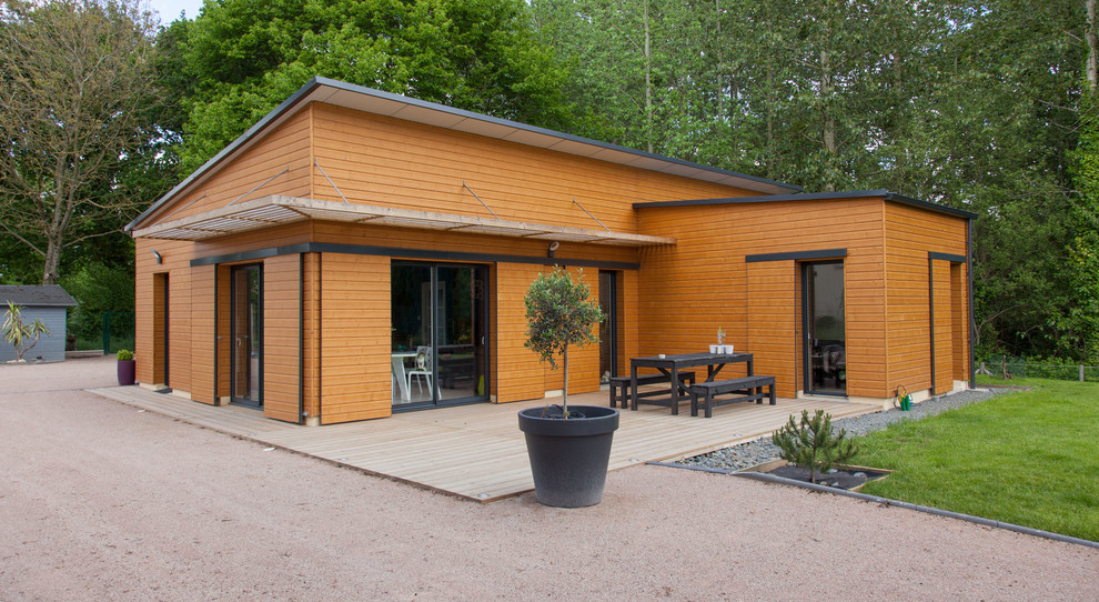 Cette image montre une façade de maison marron design en bois de plain-pied avec un toit plat.
