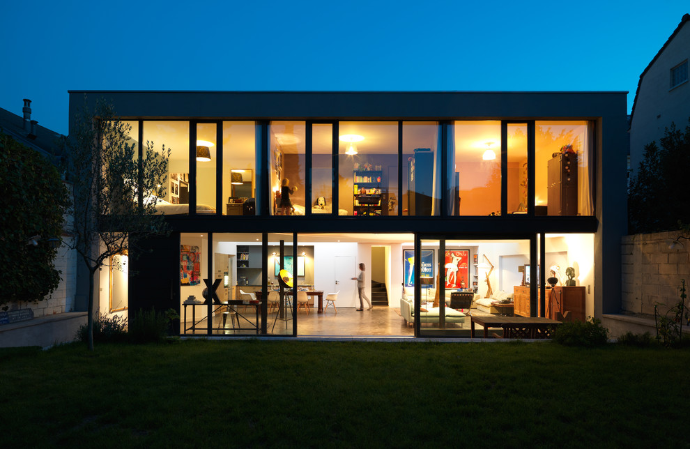 Idee per la facciata di una casa a schiera grande grigia contemporanea a due piani con tetto piano, copertura in metallo o lamiera e rivestimento in vetro