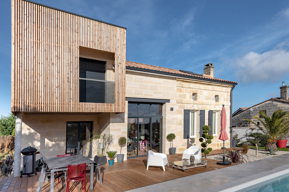 Ispirazione per la villa contemporanea a due piani di medie dimensioni con rivestimento in legno e tetto piano