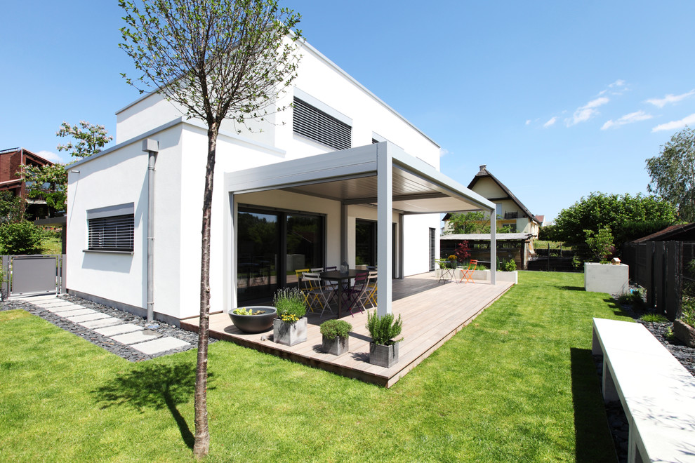 Photo of a white and medium sized contemporary house exterior in Strasbourg with three floors and a flat roof.