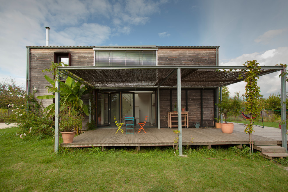 Immagine della facciata di una casa contemporanea a due piani di medie dimensioni con rivestimento in legno e tetto piano