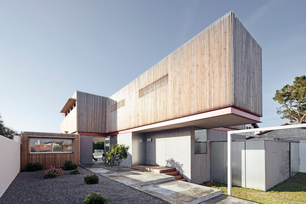 Photo of a large and gey contemporary two floor house exterior in Bordeaux with a flat roof and mixed cladding.