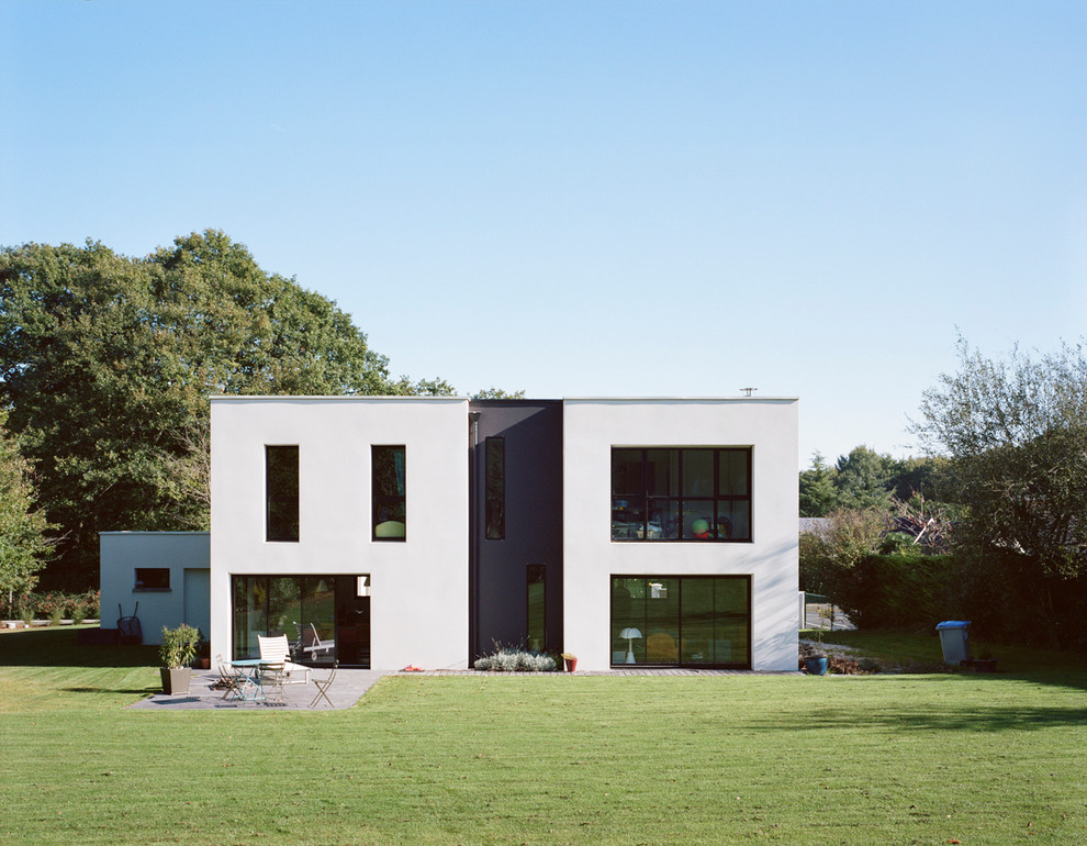 Источник вдохновения для домашнего уюта: двухэтажный, белый вилла среднего размера в стиле модернизм с плоской крышей
