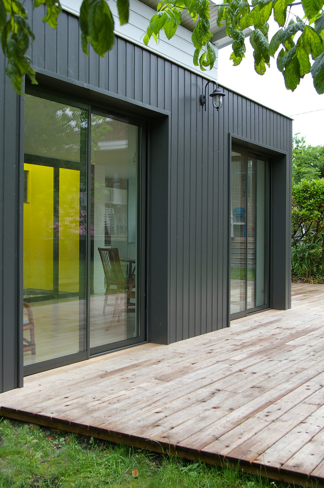 Mittelgroße, Einstöckige Moderne Holzfassade Haus mit schwarzer Fassadenfarbe und Flachdach in Bordeaux