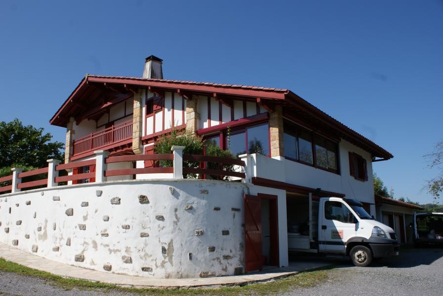 Cette photo montre une façade de maison basque chic.