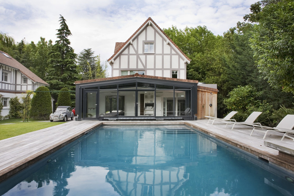 Ejemplo de fachada de casa blanca y marrón clásica de tamaño medio de tres plantas con tejado a dos aguas