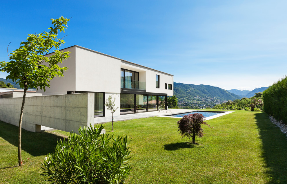 Zweistöckiges Modernes Einfamilienhaus mit weißer Fassadenfarbe und Flachdach in Lyon