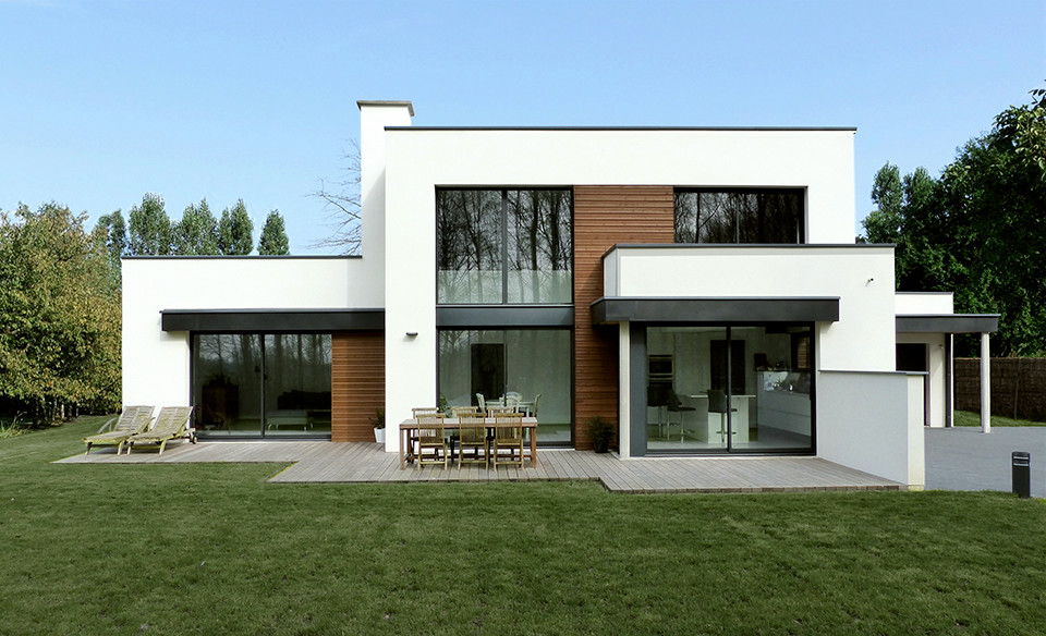 Réalisation d'une façade de maison blanche design de taille moyenne et à un étage avec un revêtement mixte et un toit plat.