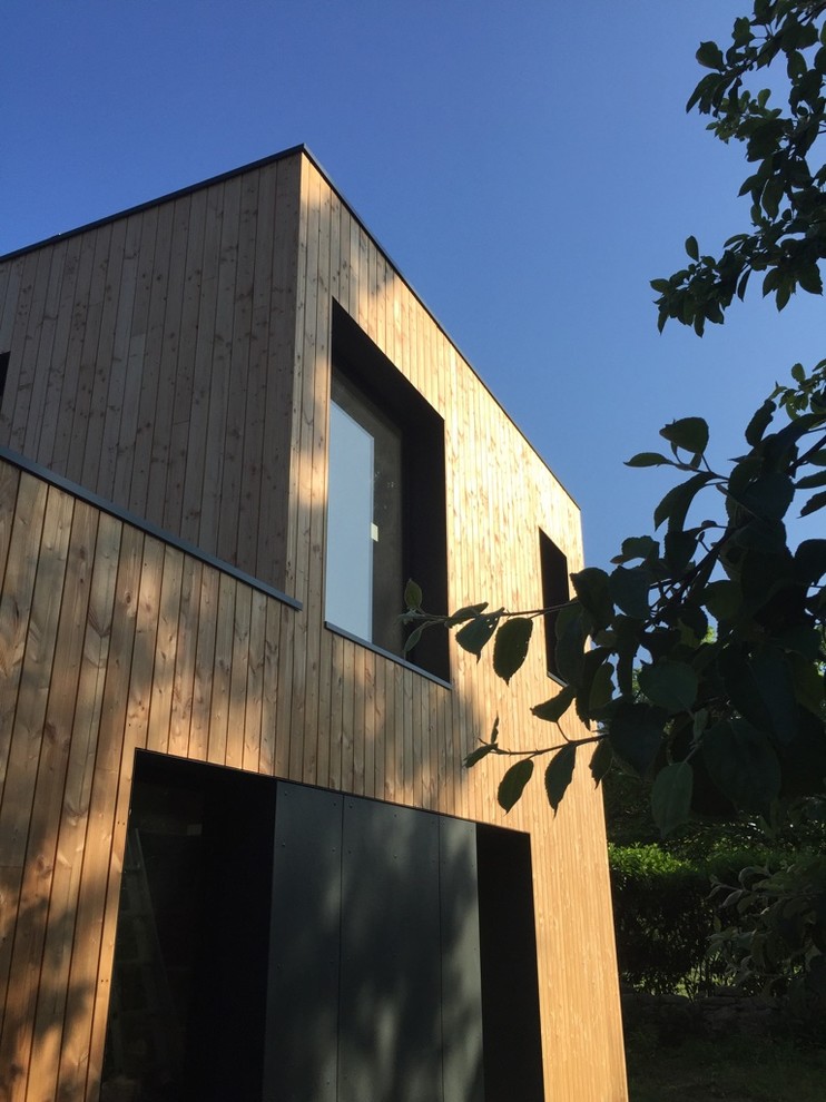 Источник вдохновения для домашнего уюта: маленький, двухэтажный, деревянный, серый дом в современном стиле с плоской крышей для на участке и в саду