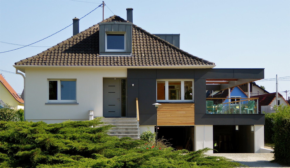 Свежая идея для дизайна: двухэтажный, разноцветный частный загородный дом в современном стиле с комбинированной облицовкой, вальмовой крышей и черепичной крышей - отличное фото интерьера