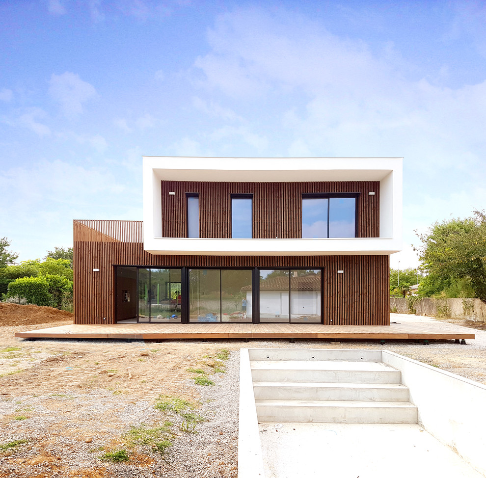 Идея дизайна: двухэтажный, деревянный, коричневый частный загородный дом в стиле модернизм с плоской крышей
