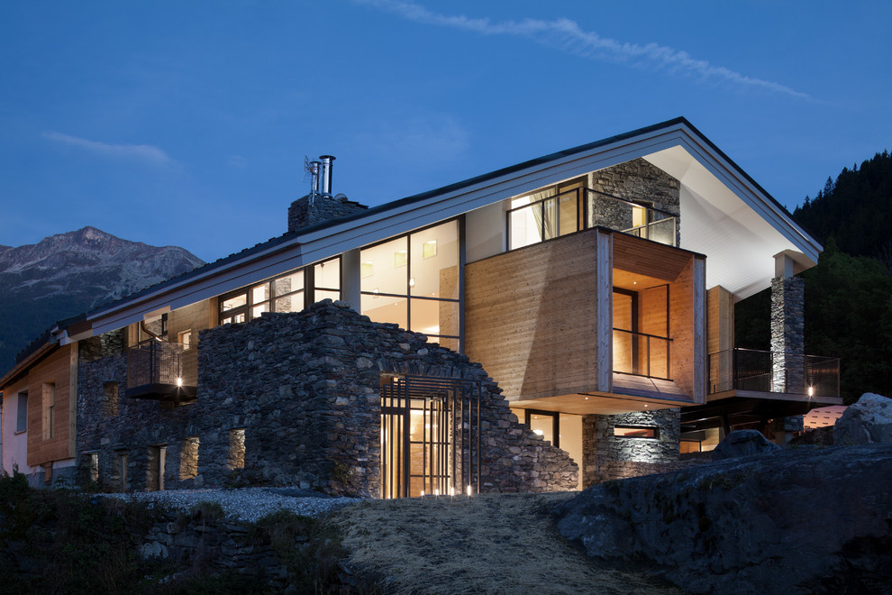 Cette image montre une façade de maison chalet de taille moyenne et à deux étages et plus avec un revêtement mixte et un toit à deux pans.