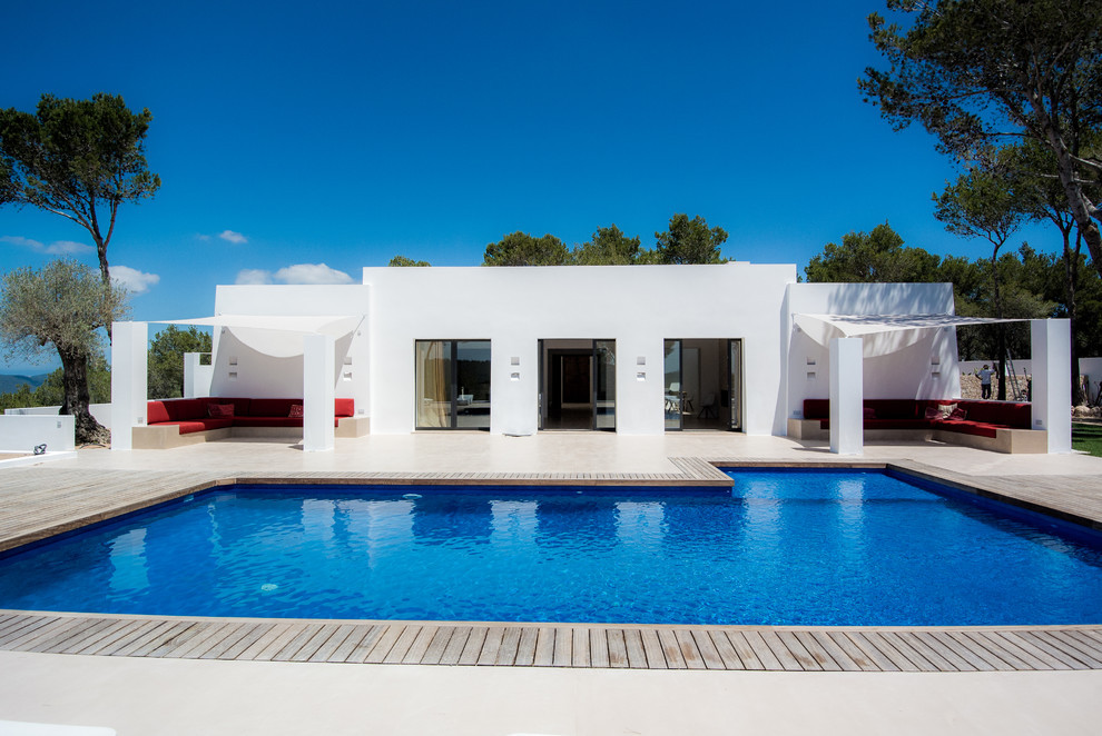 Mittelgroßes, Einstöckiges Mediterranes Haus mit Putzfassade, weißer Fassadenfarbe und Flachdach in Sonstige