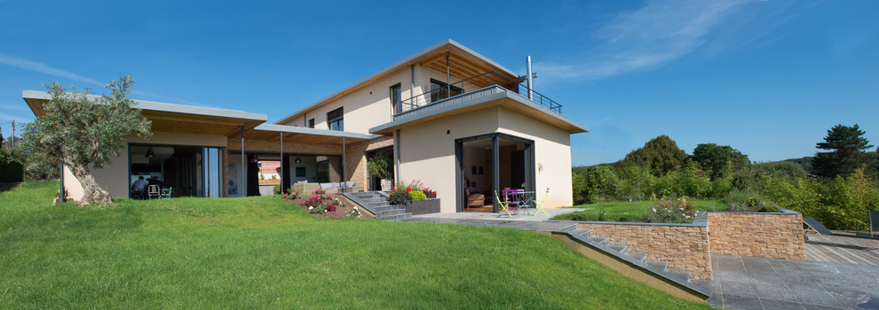 Foto de fachada de casa blanca actual extra grande a niveles con revestimiento de madera y tejado plano