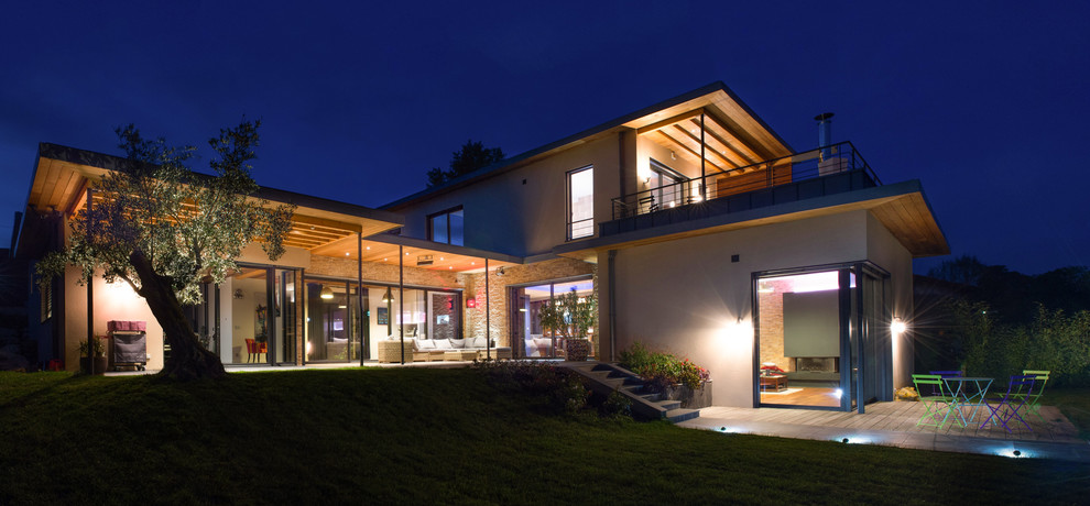 Idee per la villa ampia bianca contemporanea a piani sfalsati con rivestimento in legno e tetto piano