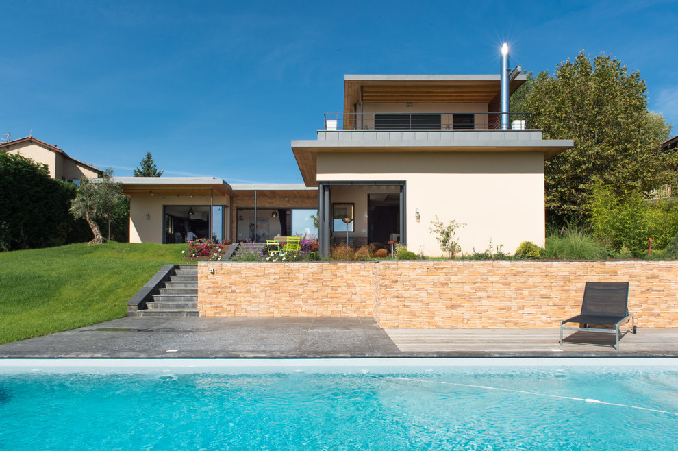 Imagen de fachada de casa blanca contemporánea extra grande a niveles con tejado plano y revestimiento de madera