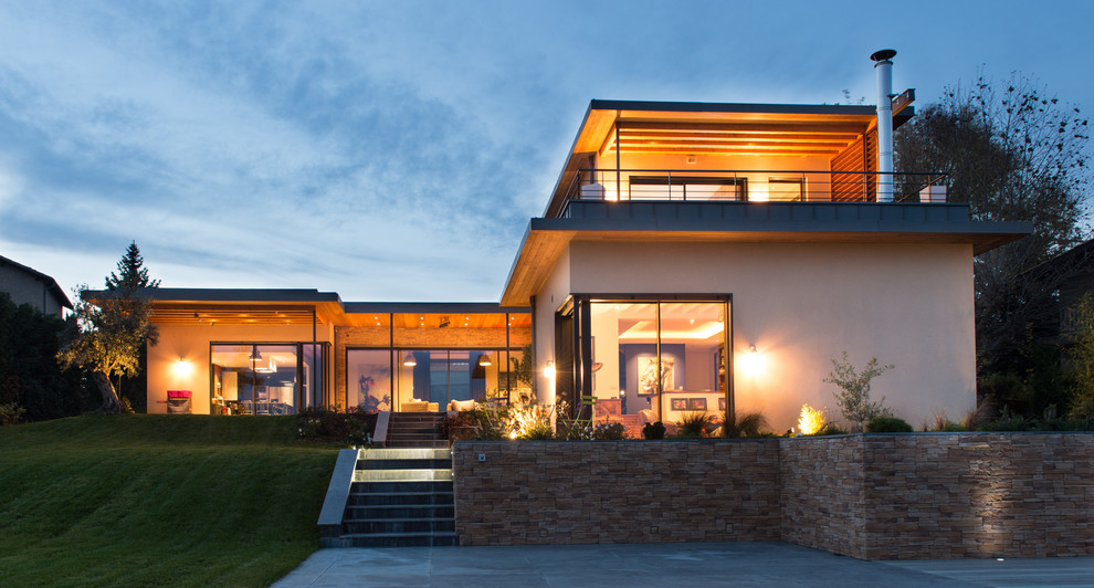 Идея дизайна: большой дом в современном стиле с разными уровнями и плоской крышей