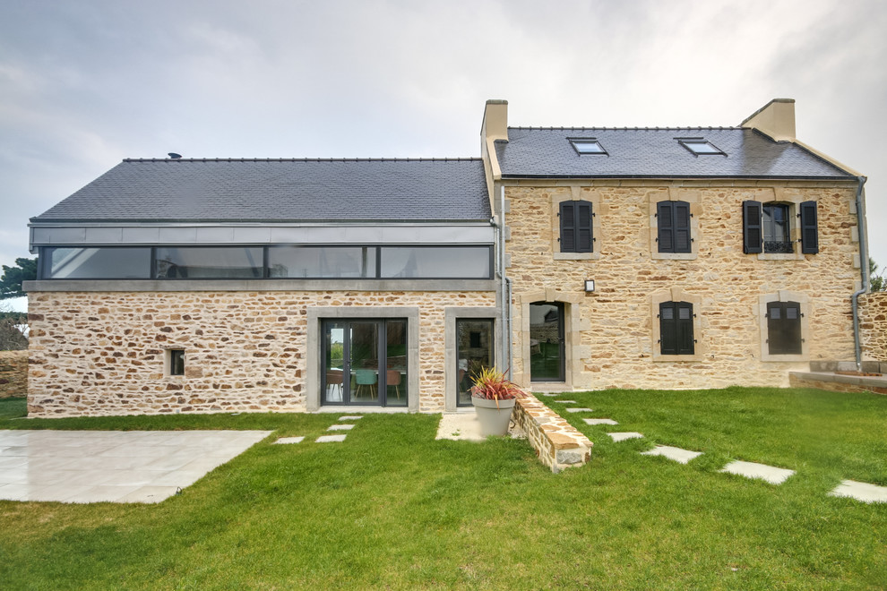 Geräumiges, Dreistöckiges Landhaus Einfamilienhaus mit Steinfassade, weißer Fassadenfarbe, Satteldach und Misch-Dachdeckung in Brest