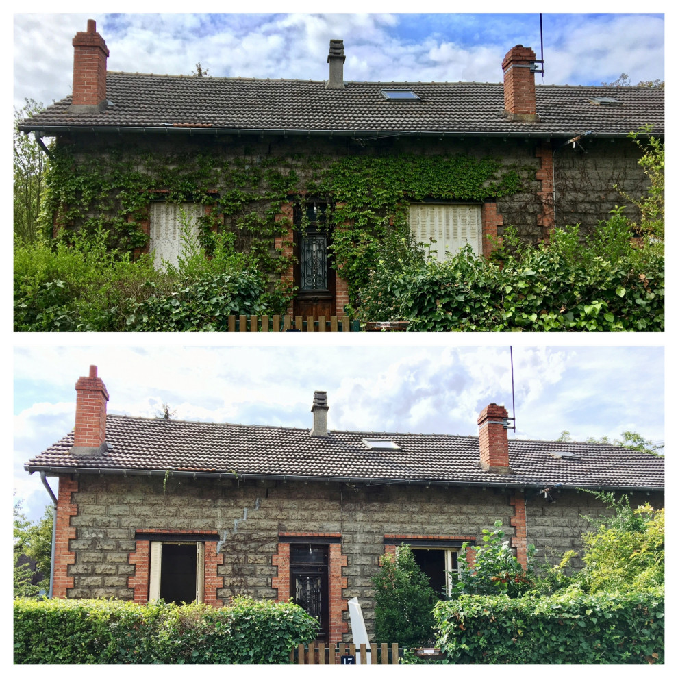 Imagen de fachada de casa beige clásica de tamaño medio de dos plantas con revestimiento de ladrillo, tejado a dos aguas y tejado de teja de barro