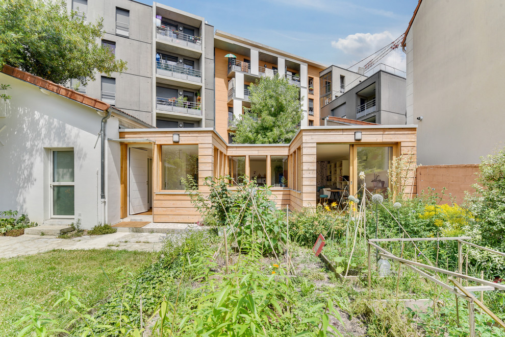 Mittelgroßes, Zweistöckiges Modernes Haus mit Flachdach in Paris