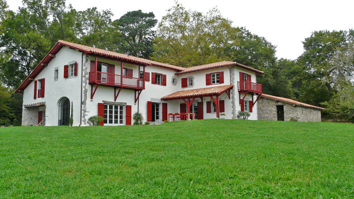 Exemple d'une façade de maison basque nature.