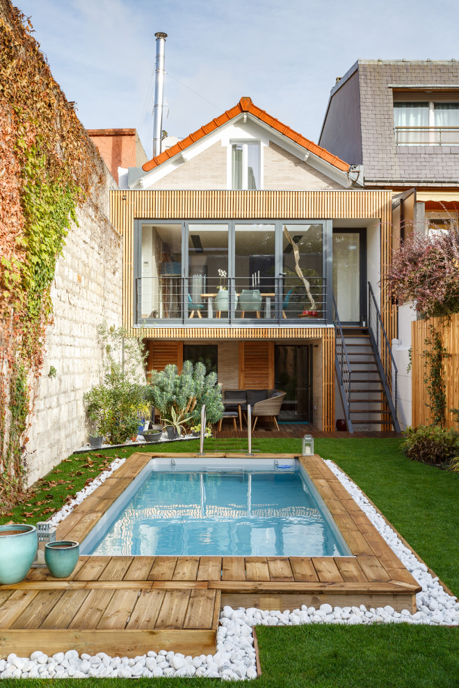 Mittelgroßes, Zweistöckiges, Beigefarbenes Modernes Einfamilienhaus mit Backsteinfassade, Satteldach und Ziegeldach in Paris