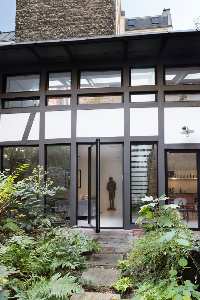 Mittelgroße, Zweistöckige Moderne Holzfassade Haus mit bunter Fassadenfarbe in Paris