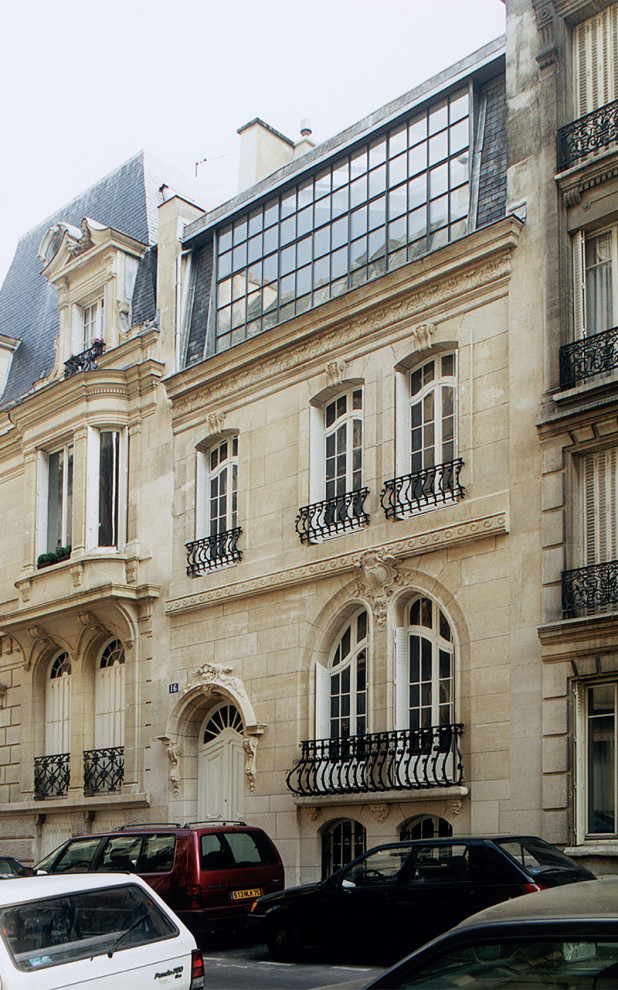 Dreistöckiges Modernes Reihenhaus mit Flachdach, Misch-Dachdeckung und Steinfassade in Paris