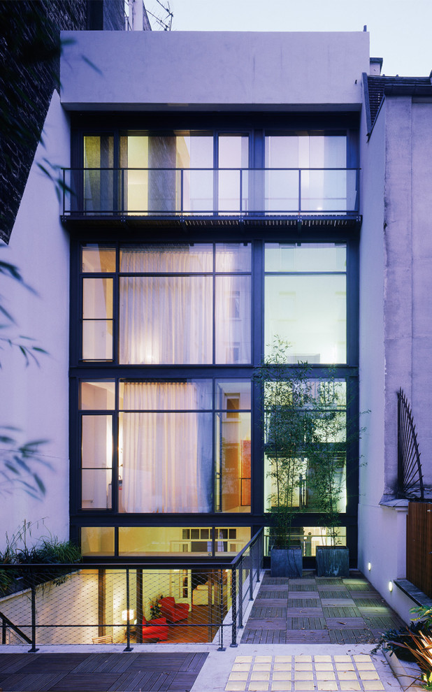 Idee per la facciata di una casa a schiera contemporanea a tre piani con rivestimento in vetro, tetto piano e copertura mista