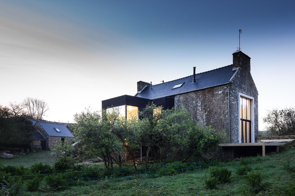 Diseño de fachada gris ecléctica grande de dos plantas con revestimiento de piedra y tejado a dos aguas