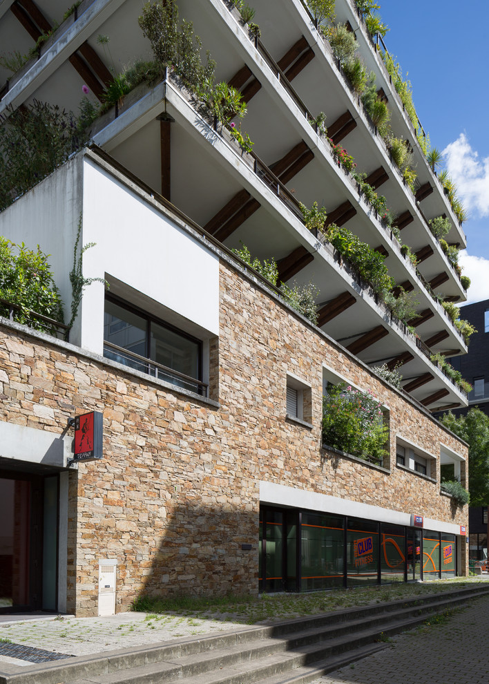Dreistöckiges Modernes Wohnung mit Steinfassade und bunter Fassadenfarbe in Paris