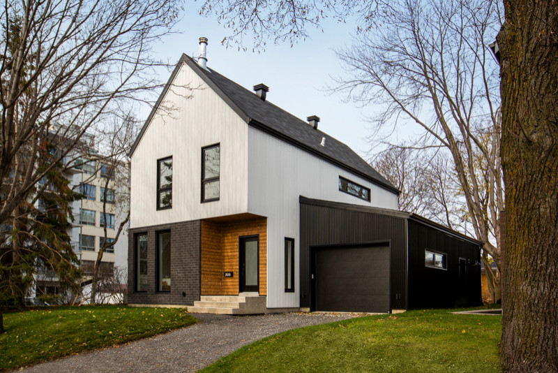 Ejemplo de fachada de casa pareada blanca escandinava de tres plantas con revestimientos combinados, tejado a dos aguas y tejado de metal