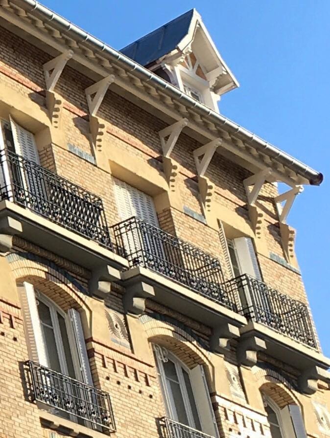 Esempio della facciata di un appartamento multicolore classico con rivestimento in mattoni, tetto a capanna e copertura in tegole