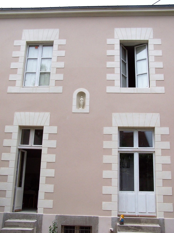 ナントにある小さなトランジショナルスタイルのおしゃれな家の外観 (石材サイディング、タウンハウス) の写真
