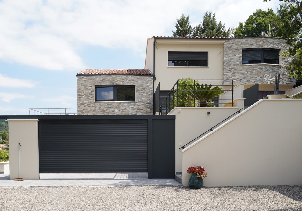 Dreistöckiges Modernes Einfamilienhaus mit Mix-Fassade, beiger Fassadenfarbe, Satteldach und Schindeldach in Nizza