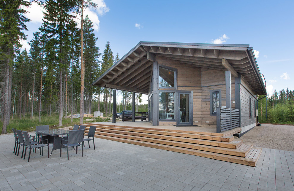 Свежая идея для дизайна: одноэтажный, деревянный, бежевый дом в скандинавском стиле с двускатной крышей - отличное фото интерьера
