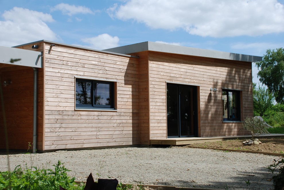 Idées déco pour une façade de maison contemporaine en bois de plain-pied avec un toit plat.