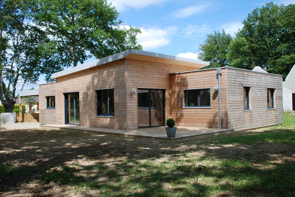 Exemple d'une façade de maison tendance en bois de plain-pied avec un toit plat.