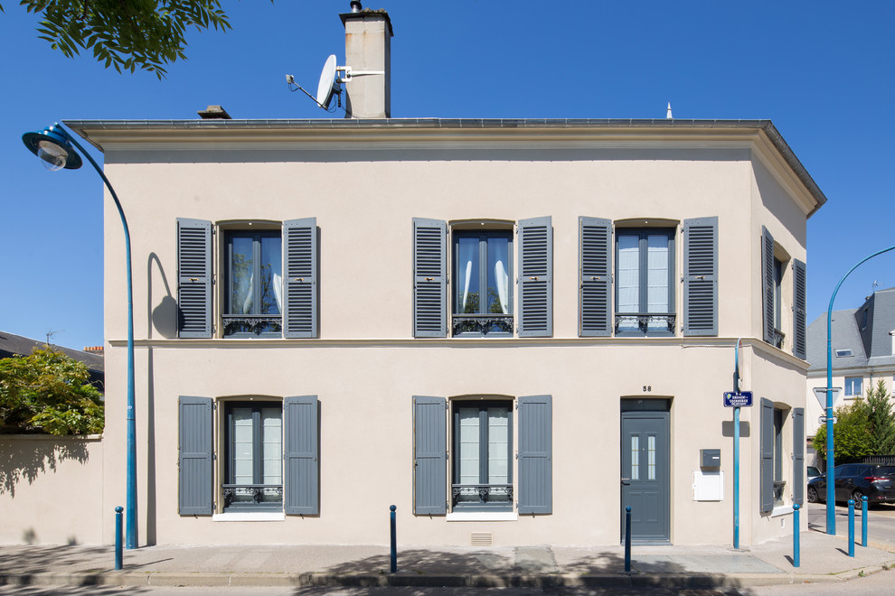 パリにある高級な中くらいなトランジショナルスタイルのおしゃれな家の外観 (混合材サイディング、タウンハウス) の写真