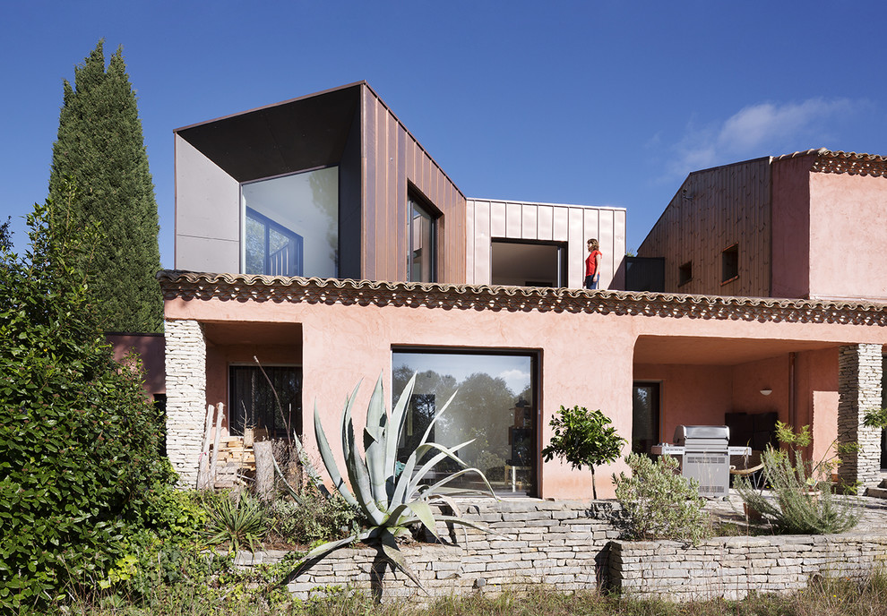 Mittelgroßes, Zweistöckiges Modernes Haus mit brauner Fassadenfarbe und Flachdach in Montpellier