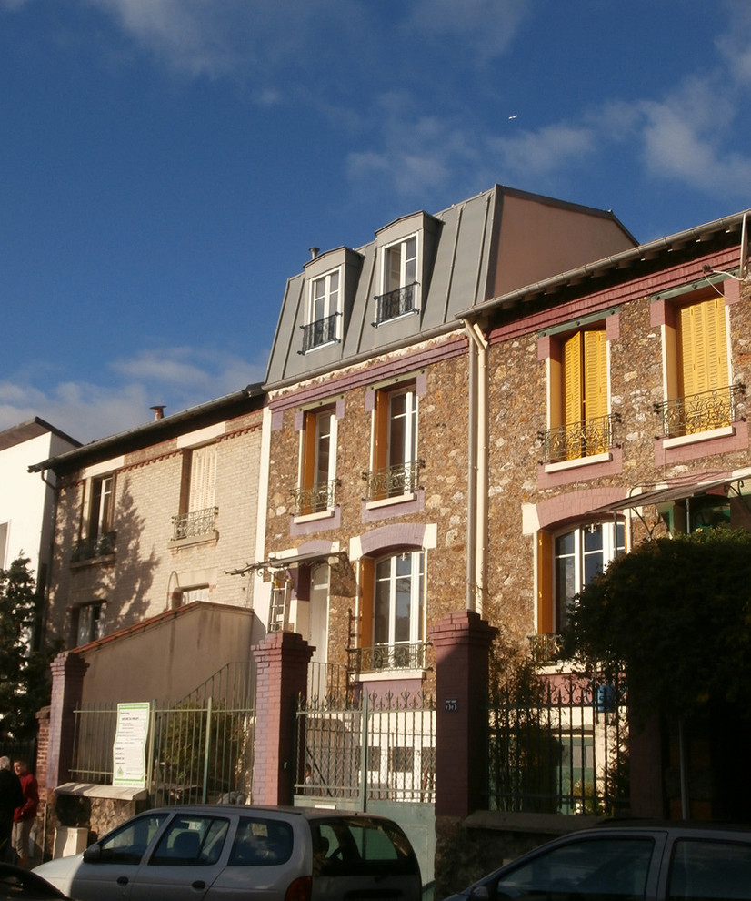 Kleines, Dreistöckiges Klassisches Haus mit Steinfassade und Mansardendach in Paris