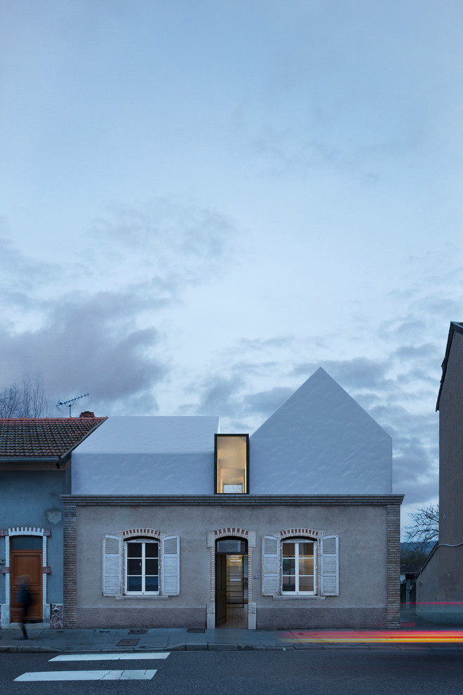 Cette image montre une petite façade de maison design avec un toit à deux pans.