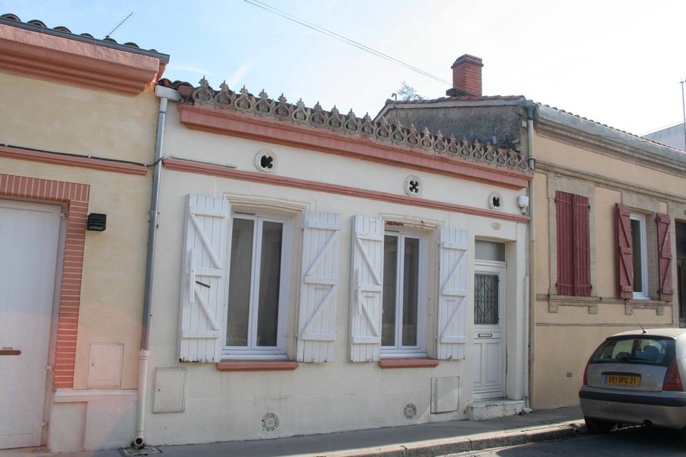 Foto de fachada de casa pareada blanca tradicional de tamaño medio de una planta con revestimiento de piedra, tejado a doble faldón y tejado de teja de madera