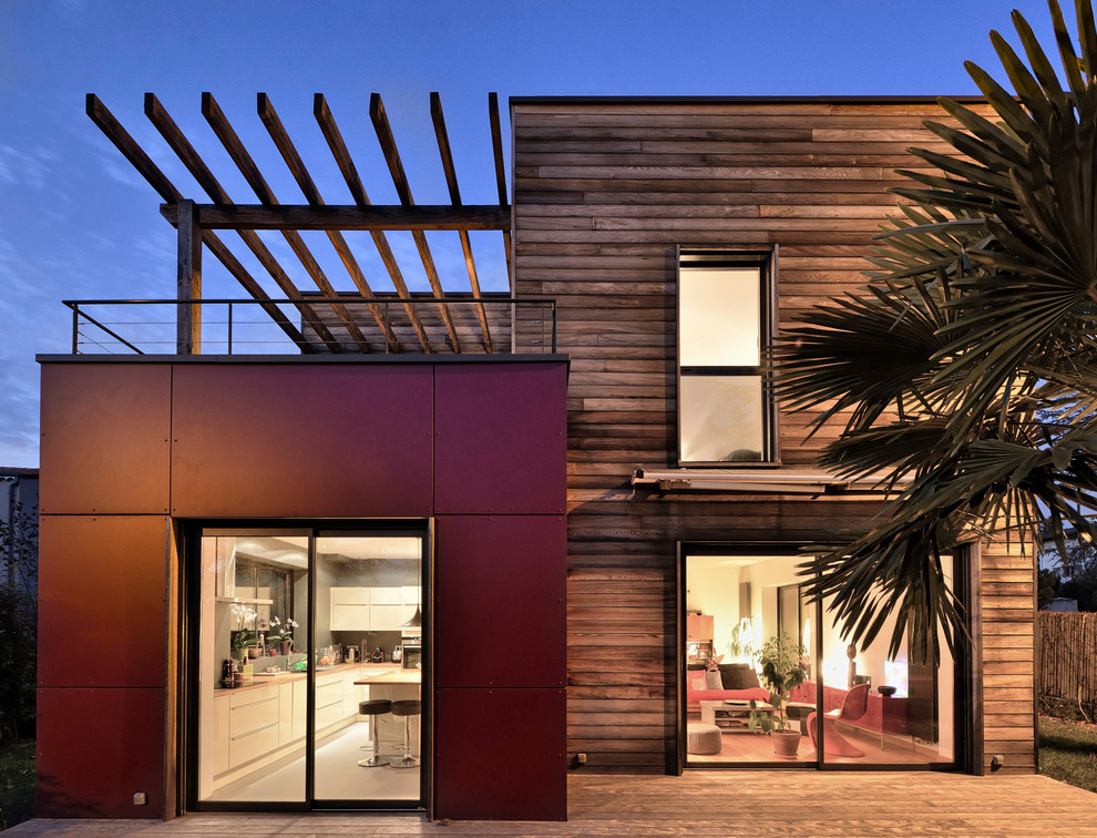 Источник вдохновения для домашнего уюта: двухэтажный, красный дом в современном стиле с комбинированной облицовкой и плоской крышей