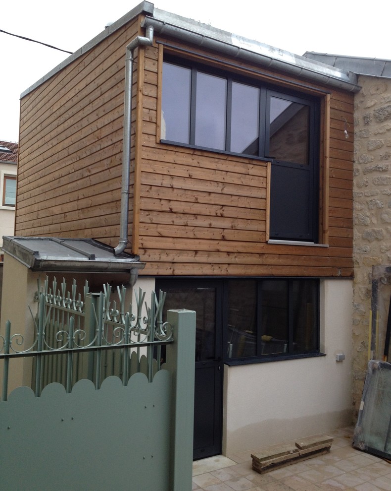 Foto della facciata di una casa piccola marrone contemporanea a due piani con rivestimento in legno e tetto piano