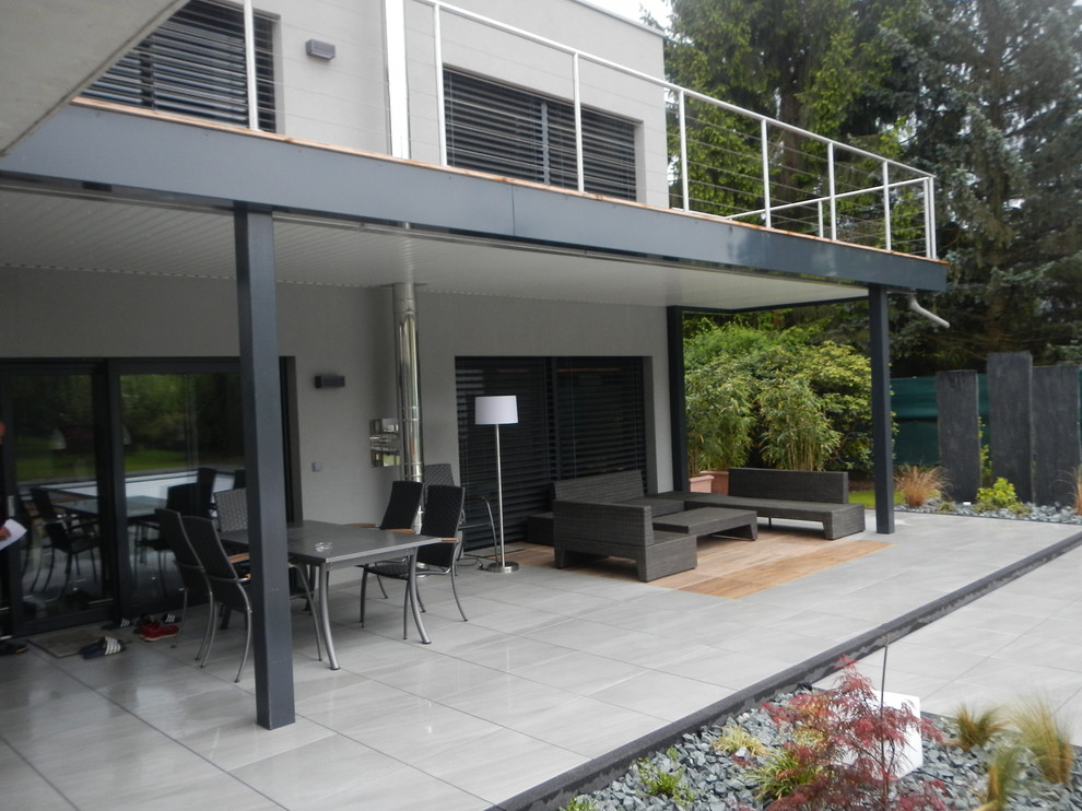 Свежая идея для дизайна: большой, серый дом в современном стиле с облицовкой из бетона - отличное фото интерьера