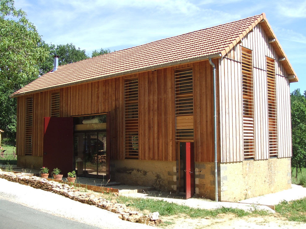 Immagine della villa contemporanea a tre piani di medie dimensioni con rivestimento in legno, tetto a capanna e copertura in tegole