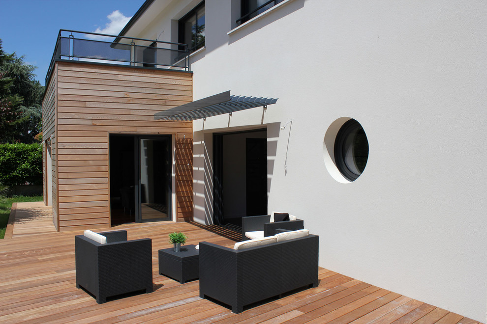 This is an example of a contemporary house exterior in Bordeaux.